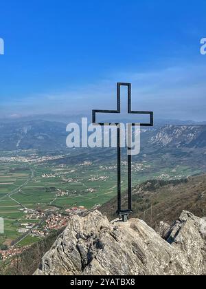 Gipfelkreuz auf der Spitze von Gradiska Tura, Nanos, Slowenien Stockfoto