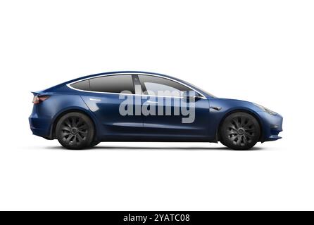 Moskau, Russland - 19. August 2024: Seitenansicht eines blauen Tesla Model 3 auf weißem Hintergrund, das die schlanken Linien und das minimalistische Design unterstreicht Stockfoto