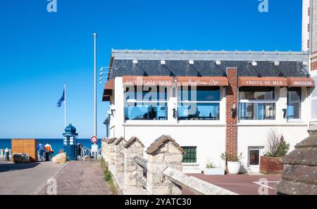 Cabourg, Colleville-sur-Mer, Frankreich, Café-Restaurant am Cabourg-Strand, nur redaktionell. Stockfoto