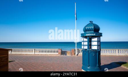 Cabourg, Colleville-sur-Mer, Frankreich, Landschaft des Cabourg-Strandes mit einem traditionellen Kiosk, nur redaktionell. Stockfoto