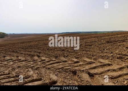 Bodenbearbeitung im Frühjahr vor dem Anpflanzen, Aufbereiten und Pflügen des Bodens in landwirtschaftliche Felder Stockfoto