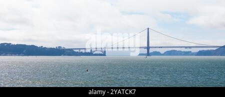 Golden Gate Bridge mit Marin Headlands und Calm Bay Waters Stockfoto