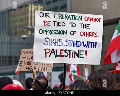 Toronto Kanada / 20.09.2024. Demonstranten und Unterstützer gegen den Krieg in Gaza ziehen durch die Innenstadt von Toronto. Stockfoto