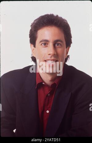 15. Oktober 2024, Hollywood, Kalifornien, USA: ERSCHEINUNGSDATUM: 1994 TITEL: Seinfeld STUDIO: Castlerock PLOT: Jerry Seinfeld ist ein Stand-up-Comedian, dessen Leben in New York City durch eine schrullige Gruppe von Freunden noch chaotischer wird, die sich ihm anschließen, um mit den verblüffendsten, aber oft trivialen Fragen des Lebens zu kämpfen. HAUPTROLLE: Jerry Seinfeld (Credit Image: © Entertainment Pictures via ZUMA Press) NUR REDAKTIONELLE VERWENDUNG! Nicht für kommerzielle ZWECKE! Stockfoto