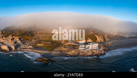 Blick aus der Vogelperspektive auf das Cliff House an der felsigen Küste von San Francisco Stockfoto