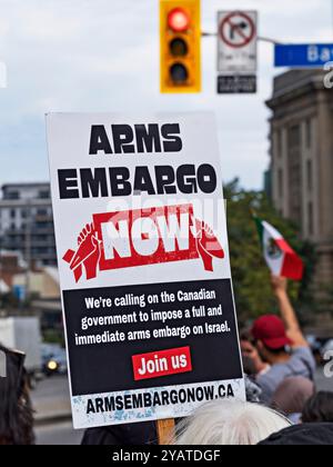 Toronto Kanada / 20.09.2024. Demonstranten und Unterstützer gegen den Krieg in Gaza ziehen durch die Innenstadt von Toronto. Stockfoto