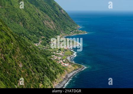 Panoramablick auf die Küste von Faja dos Vimes, São Jorge, Azoren Stockfoto