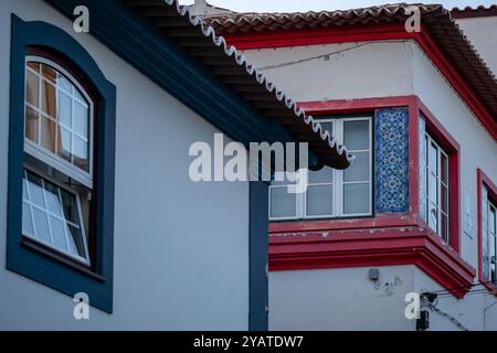 Traditionelle farbige Fassaden von Häusern in Praia da Vitoria, SAO JORGE, Azoren, Stockfoto