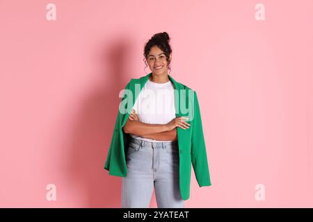 Schöne Frau mit stilvoller Jacke auf rosa Hintergrund Stockfoto