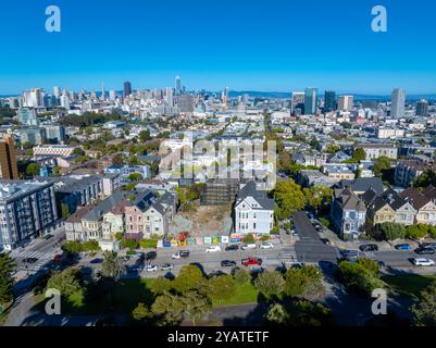 Blick aus der Vogelperspektive auf San Franciscos Painted Ladies und Skyline Stockfoto