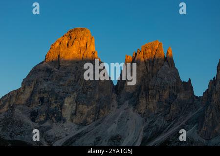 Wunderschöne Berggipfel der Langkofgruppe vom Sella-Pass aus. Passo Sella in den Dolomiten Hochgebirgsautobahn in Italien mit atemberaubenden Bergen Stockfoto