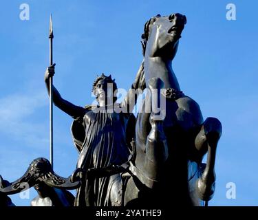 Statue „Boadicea and her Daughters“ von Thomas Thornycroft, mit Speer und Wagen, Westminster Bridge, Westminster, London, England. Stockfoto