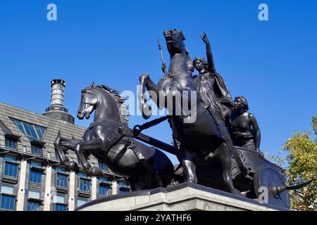 Statue „Boadicea and her Daughters“ von Thomas Thornycroft, mit Speer und Wagen, Westminster Bridge, Westminster, London, England. Stockfoto