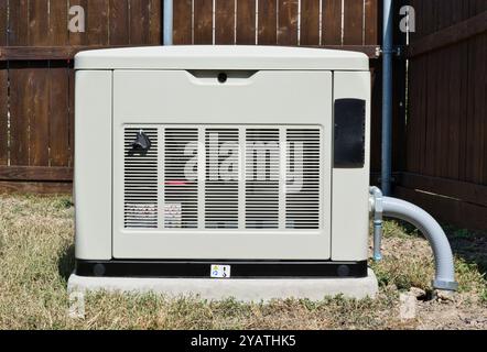 Standby-Heim-Stromaggregat im Wohnbereich, Notstromversorgung Stromerzeugung. Stockfoto