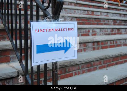 Rutherford, New Jersey, USA - 15. Oktober 2024: Wahlzettel Box-Zeichen in der Borough Hall vor den Präsidentschaftswahlen 2024. Stockfoto