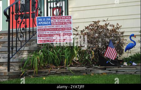 Rutherford, New Jersey, USA - 15. Oktober 2024: Politisches Rasenschild vor den Präsidentschaftswahlen 2024. Stockfoto