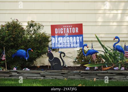 Rutherford, New Jersey, USA - 15. Oktober 2024: Politische Rasenmarkierungen vor den Präsidentschaftswahlen 2024 in den Vereinigten Staaten. Stockfoto