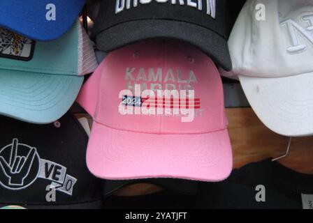 New York City, New York, USA - 13. Oktober 2024: Pink hat unterstützt Demokraten Kamala Harris bei den US-Präsidentschaftswahlen 2024. Stockfoto