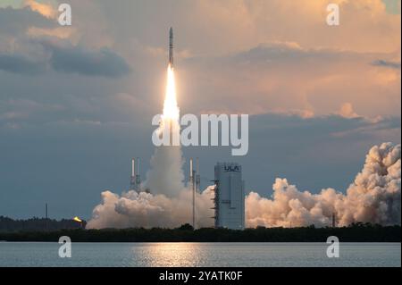 Eine Vulcan-Rakete der United Launch Alliance startet vom Space Launch Complex-41 auf der Cape Canaveral Space Force Station, Florida, 4. Oktober 2024. Diese Mission war die zweite Zertifizierungsmission, die für den Zertifizierungsprozess der ULA bei der United States Space Force erforderlich war. (Foto der U.S. Space Force von Airman 1st Class Collin Wesson) Stockfoto