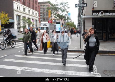 New York, USA. Oktober 2024. Die Leute überqueren die Straße in Manhattan, New York City. (Credit Image: © Jimin Kim/SOPA Images via ZUMA Press Wire) NUR REDAKTIONELLE VERWENDUNG! Nicht für kommerzielle ZWECKE! Stockfoto