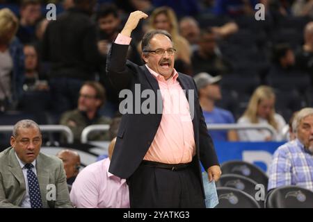 Orlando, USA. Dezember 2017. Detroit Pistons-Cheftrainer Stan Van Gundy am Donnerstag, 28. Dezember 2017, gegen die Orlando Magic im Amway Center in Orlando, Florida. Die Magic gewann 102-89. (Foto: Ricardo Ramirez Buxeda/Orlando Sentinel/TNS/SIPA USA) Credit: SIPA USA/Alamy Live News Stockfoto