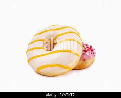 Zwei Donuts aus weißer Schokolade und gelben Streifen mit weißem Hintergrund Stockfoto