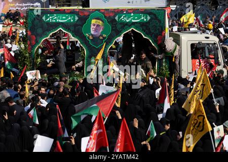 Teheran, Teheran, Iran. Oktober 2024. Ein LKW trägt den Sarg des verstorbenen iranischen Revolutionsgardisten, Generals Abbas Nilforushan, der bei einem israelischen Luftangriff in Beirut Ende September während seiner Beerdigungszeremonie in Teheran, Iran, am Dienstag, 15. Oktober, getötet wurde. 2024. (Kreditbild: © Sobhan Farajvan/Pacific Press via ZUMA Press Wire) NUR REDAKTIONELLE VERWENDUNG! Nicht für kommerzielle ZWECKE! Stockfoto