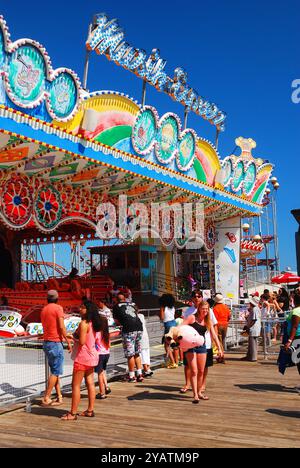 Ein sonniger Sommertag bringt Besucher zu den Fahrgeschäften auf dem Wildwood Boardwalk Stockfoto