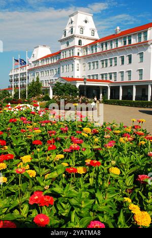 Ein Garten wächst vor dem Wentworth by the Sea Hotel, einem historischen Grand Hotel in der Nähe von Portsmouth, New Hampshire Stockfoto