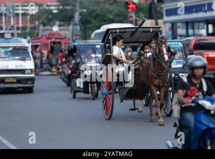 Ein traditionelles Pferd und eine Kutsche, bekannt als Kalesa. Diese Art von Transport ist bei Einheimischen beliebt auf den Routen, die die Kalesa nimmt, was auch Co. Ist Stockfoto