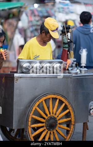 12/10/2024 Cebu City, Philippinen. Ein traditioneller Eisverkäufer mit einem mobilen Wagen Stockfoto