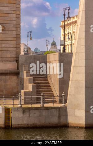 Steintreppe, die von der Spree im Berliner Bezirk Mitte führt Stockfoto