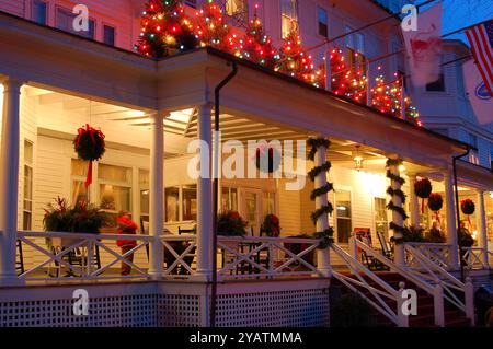 Ein historisches inn ist zur Weihnachtszeit in Stockbridge Massachusetts in den Berkshire Mountains in New England dekoriert Stockfoto