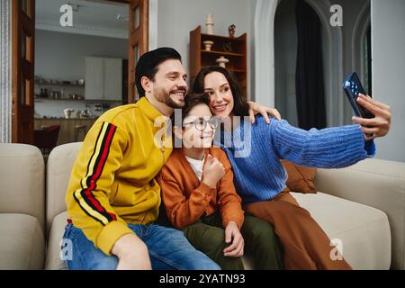 Die Familie genießt eine gute gemeinsame Zeit, während sie zu Hause ein Selfie macht Stockfoto