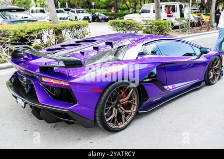 Miami Beach, Florida USA - 8. Juni 2024: 2021 lamborghini Aventador SVJ Roadster am miami Beach. Lamborghini ist ein italienischer Luxusautos. Puple Stockfoto