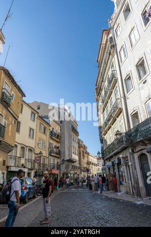 Lissabons Wohnungs- und Geschäftsstraße im Maurischen Viertel. Portugal, Europa. Stockfoto