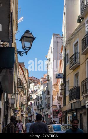 Lissabons Wohnungs- und Geschäftsstraße im Maurischen Viertel. Portugal, Europa. Stockfoto