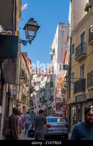 Lissabons Wohnungs- und Geschäftsstraße im Maurischen Viertel. Portugal, Europa. Stockfoto