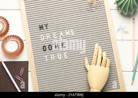 Flache Komposition aus Brieftafel mit dem Satz My Dreams Come True auf weißem Holztisch Stockfoto