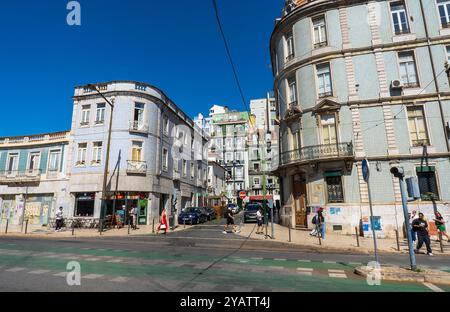 Lissabons Wohnungs- und Geschäftsstraße im Maurischen Viertel. Stockfoto