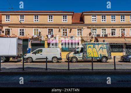 Lissabons Wohnungs- und Geschäftsstraße im Maurischen Viertel. Stockfoto