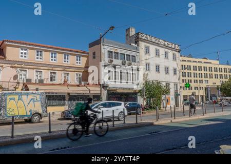 Lissabons Wohnungs- und Geschäftsstraße im Maurischen Viertel. Stockfoto