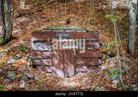 Historischer Root Cellar, der in den öffentlichen Bereich des Hügels gebaut wurde. Wurzelkeller wurden verwendet, um Wurzelgemüse-Lebensmittel wie Marmeladen und Alkohol zu lagern Stockfoto