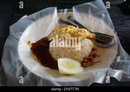 Nahaufnahme von Nasi Lemak, einer malaiischen Komplettmahlzeit mit duftendem Reis, der in Kokosmilch gekocht wird. Stockfoto