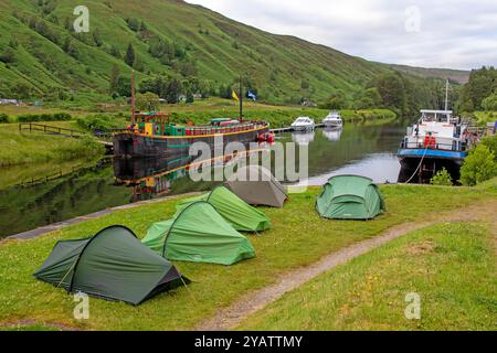 Großartige Glen Way-Wanderer zelteten neben dem Caledonian Canal bei Laggan Locks Stockfoto