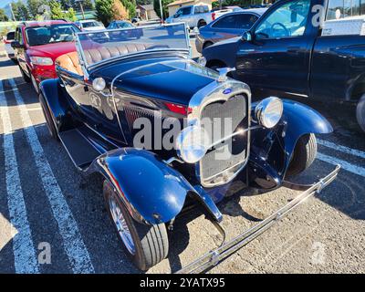 Seattle, WA, USA -4. Juli 2024 : 1930 Ford Model A v8 Roadster blau, Vorderansicht. Der Ford Model A v8 Roadster ist ein beliebtes Fahrzeug im Stockfoto