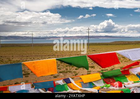 Fantastische Ausblicke auf den See und die Sanddünen auf dem Weg zum Ritual kora (Yatra) rund um den heiligen Mount Kailash. Ngari-Landschaft in Westtibet. Heiliger Ort Stockfoto