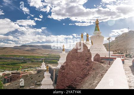 Stupa Sakya Kloster in Shigatse Tibet China, Sonnenuntergang Himmel Stockfoto