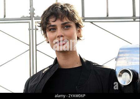 New York, USA. Oktober 2024. Model Taylor Hill besucht das Empire State Building anlässlich der Rückkehr von Victoria's Secret Fashion Show, New York, NY, Oktober 2024. (Foto: Anthony Behar/SIPA USA) Credit: SIPA USA/Alamy Live News Stockfoto