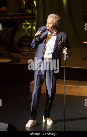 Peter Kraus live auf Rockin' 85!, dem großen Geburtstagskonzert 2024 im Berliner Friedrichstadtpalast am 14. Oktober 2024 Stockfoto